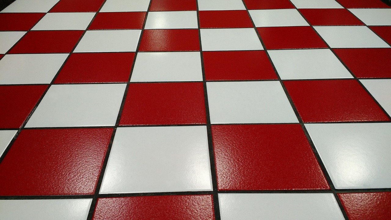 exaustor já revestido de azulejo, com as juntas de rejunte já aplicadas e limpas, visto de perto mostrando o acabamento nos cantos chanfrados (mitered)
