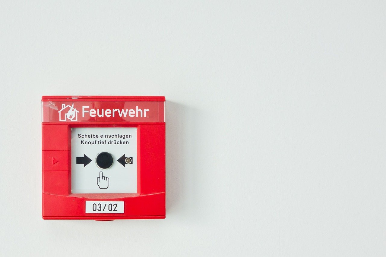 Plug-in carbon monoxide detector