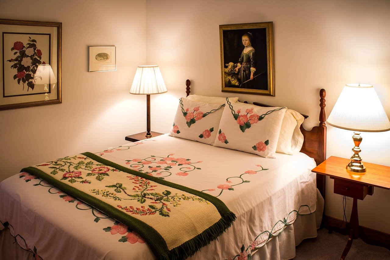 7 Guest Bedroom Upgrades Interior Designers Swear By for 2026