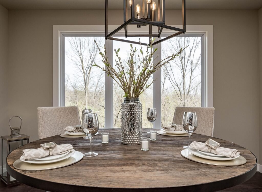 Cozy dining room with round table and chandelier