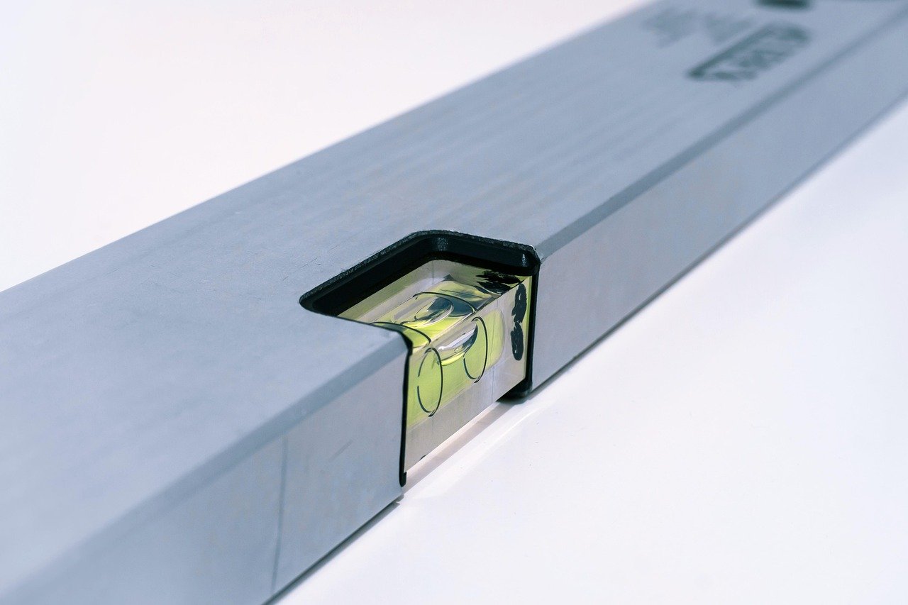 Spirit level used to check a straight guide line