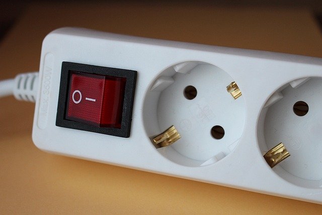 Electrical wall outlet with self-closing safety cover