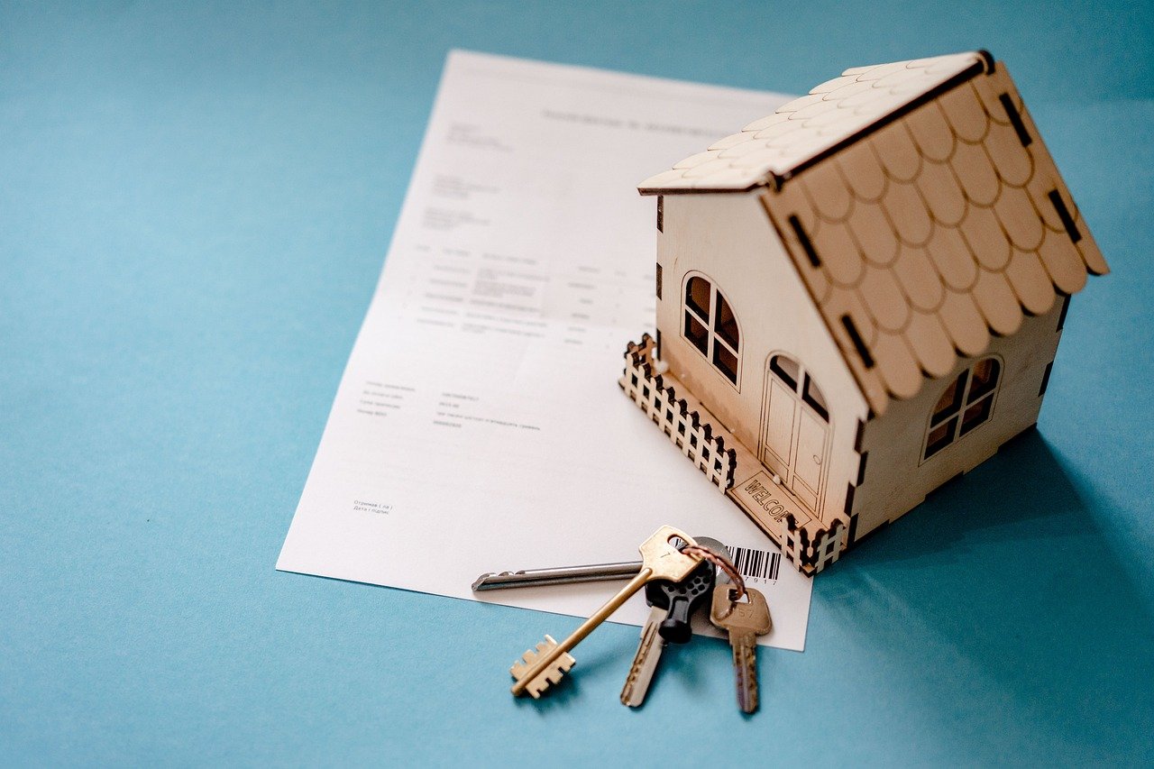 House keys and real estate contract